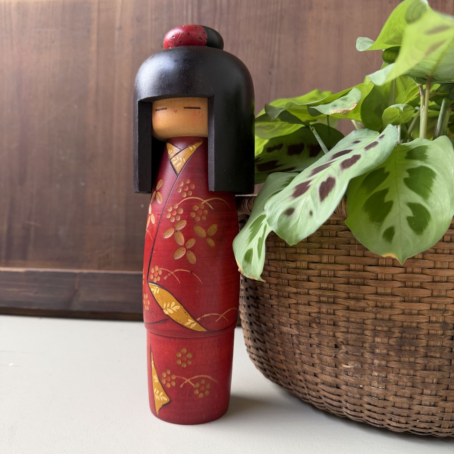 Vintage Japanse Kokeshi “Camellia Girl” door Kazuo Takamizawa, 1970s Vintage Japanse Kokeshi “Camellia Girl” door Kazuo Takamizawa, 1970s