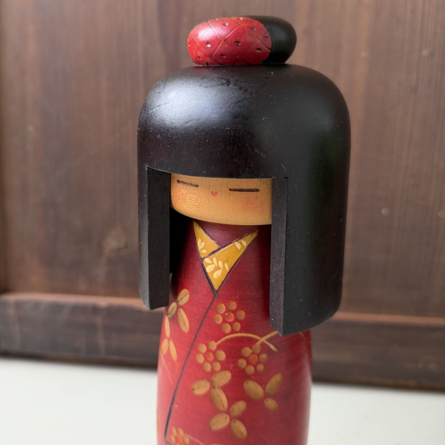Vintage Japanse Kokeshi “Camellia Girl” door Kazuo Takamizawa, 1970s Vintage Japanse Kokeshi “Camellia Girl” door Kazuo Takamizawa, 1970s