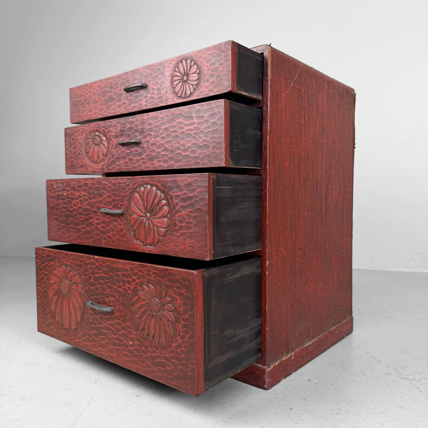 Antiek Japans Ladekastje ‘Kiku’, Klein Opbergmeubel, ca. 1920