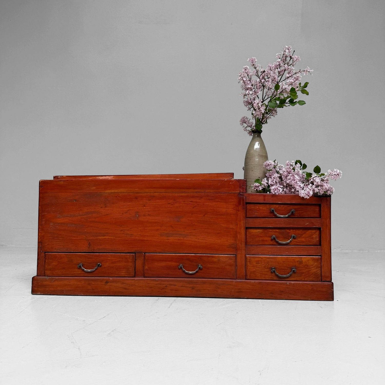 Antieke Japanse Houten Hibachi met  Vijf Laden, 1900–1920