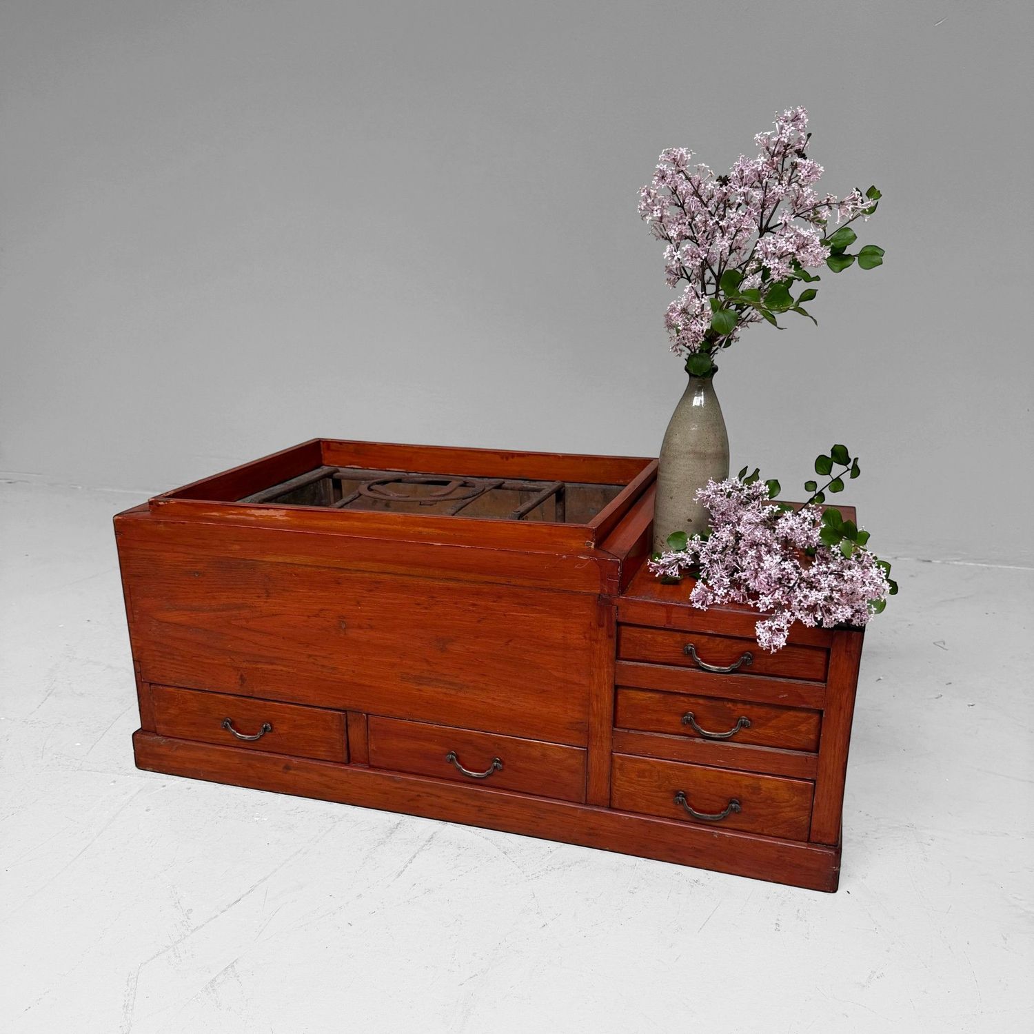 Antieke Japanse Houten Hibachi met  Vijf Laden, 1900–1920