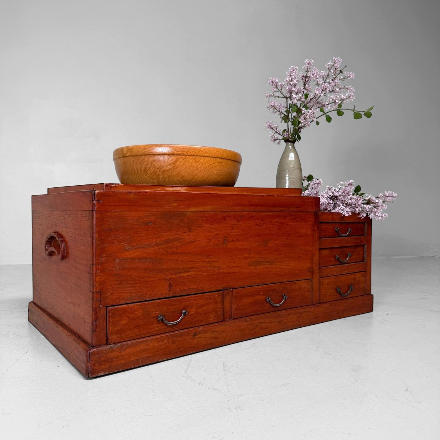Antieke Japanse Houten Hibachi met  Vijf Laden, 1900–1920