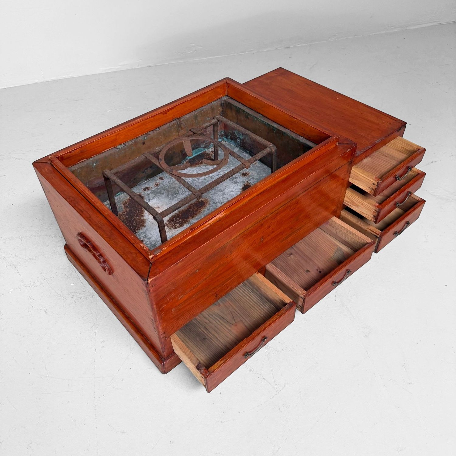 Antieke Japanse Houten Hibachi met  Vijf Laden, 1900–1920