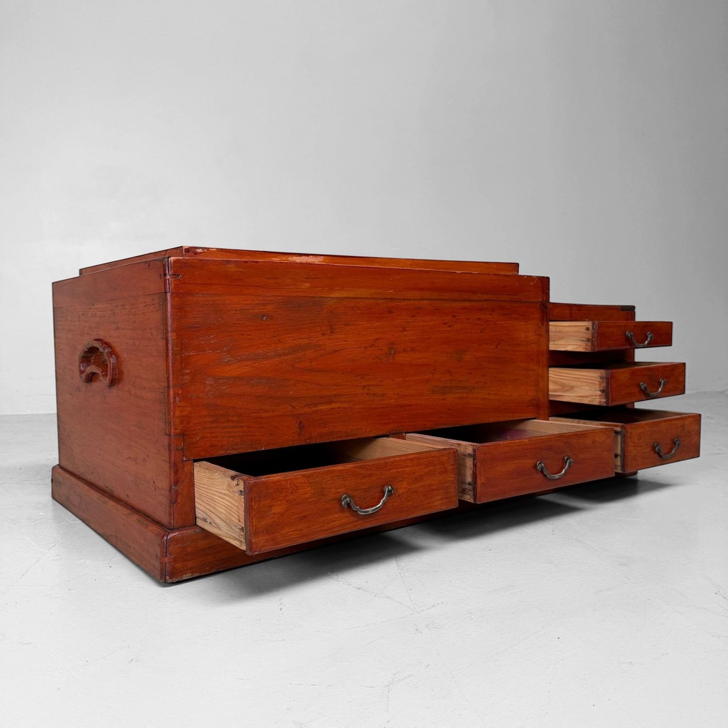 Antieke Japanse Houten Hibachi met  Vijf Laden, 1900–1920