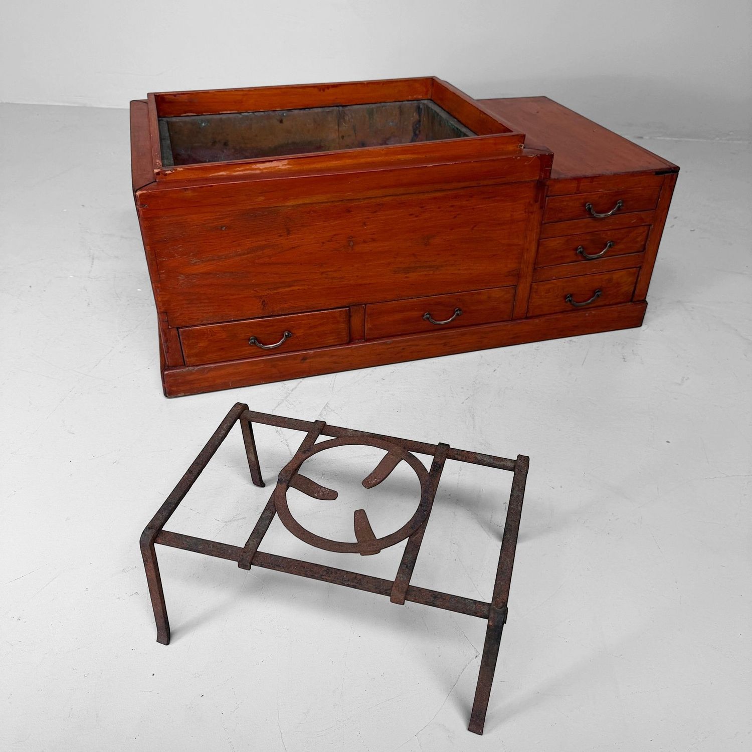 Antieke Japanse Houten Hibachi met  Vijf Laden, 1900–1920
