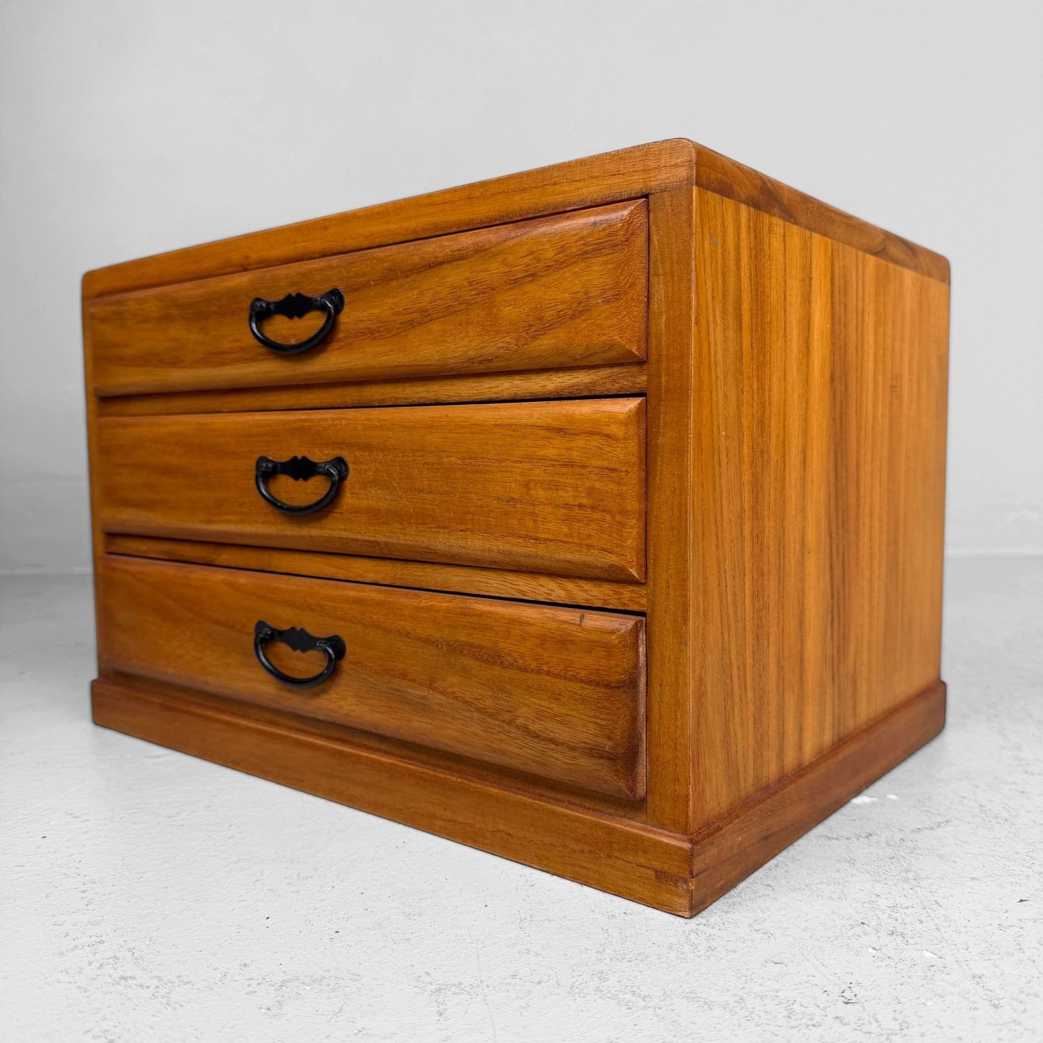 Vintage Japans Houten Bureaukastje met Drie Lades, 1970–1980s Vintage Japans Houten Bureaukastje met Drie Lades, 1970–1980s