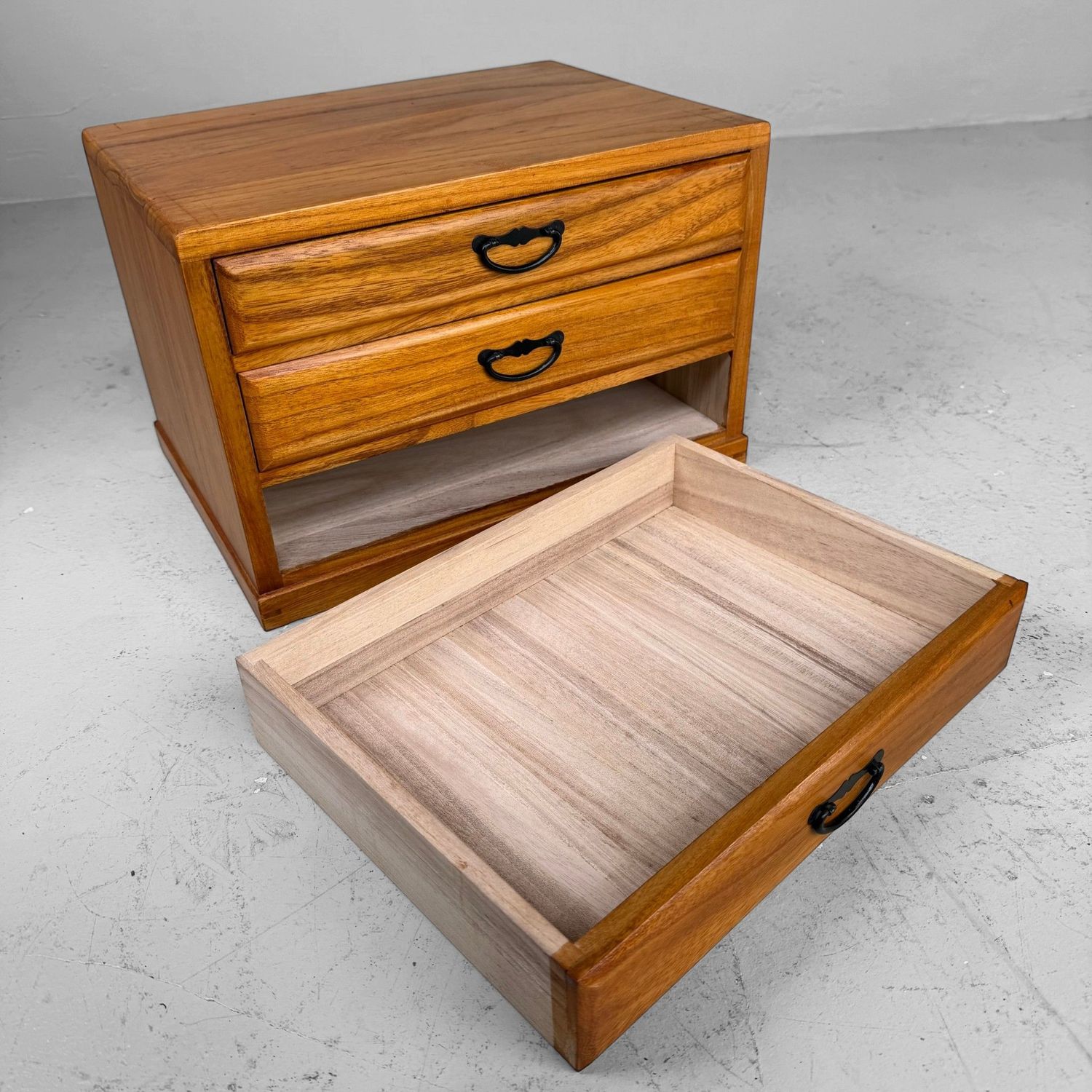 Vintage Japans Houten Bureaukastje met Drie Lades, 1970–1980s Vintage Japans Houten Bureaukastje met Drie Lades, 1970–1980s