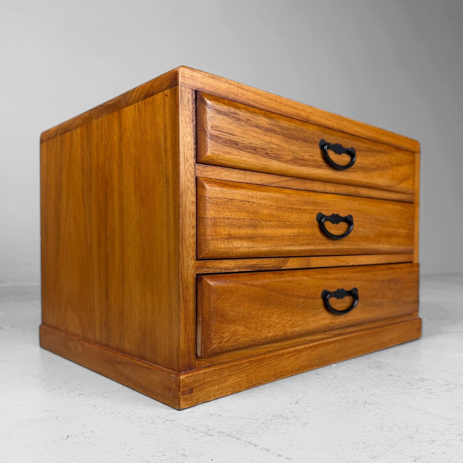 Vintage Japans Houten Bureaukastje met Drie Lades, 1970–1980s Vintage Japans Houten Bureaukastje met Drie Lades, 1970–1980s