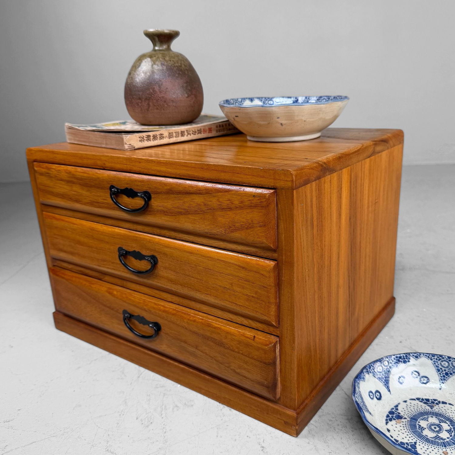 Vintage Japans Houten Bureaukastje met Drie Lades, 1970–1980s Vintage Japans Houten Bureaukastje met Drie Lades, 1970–1980s