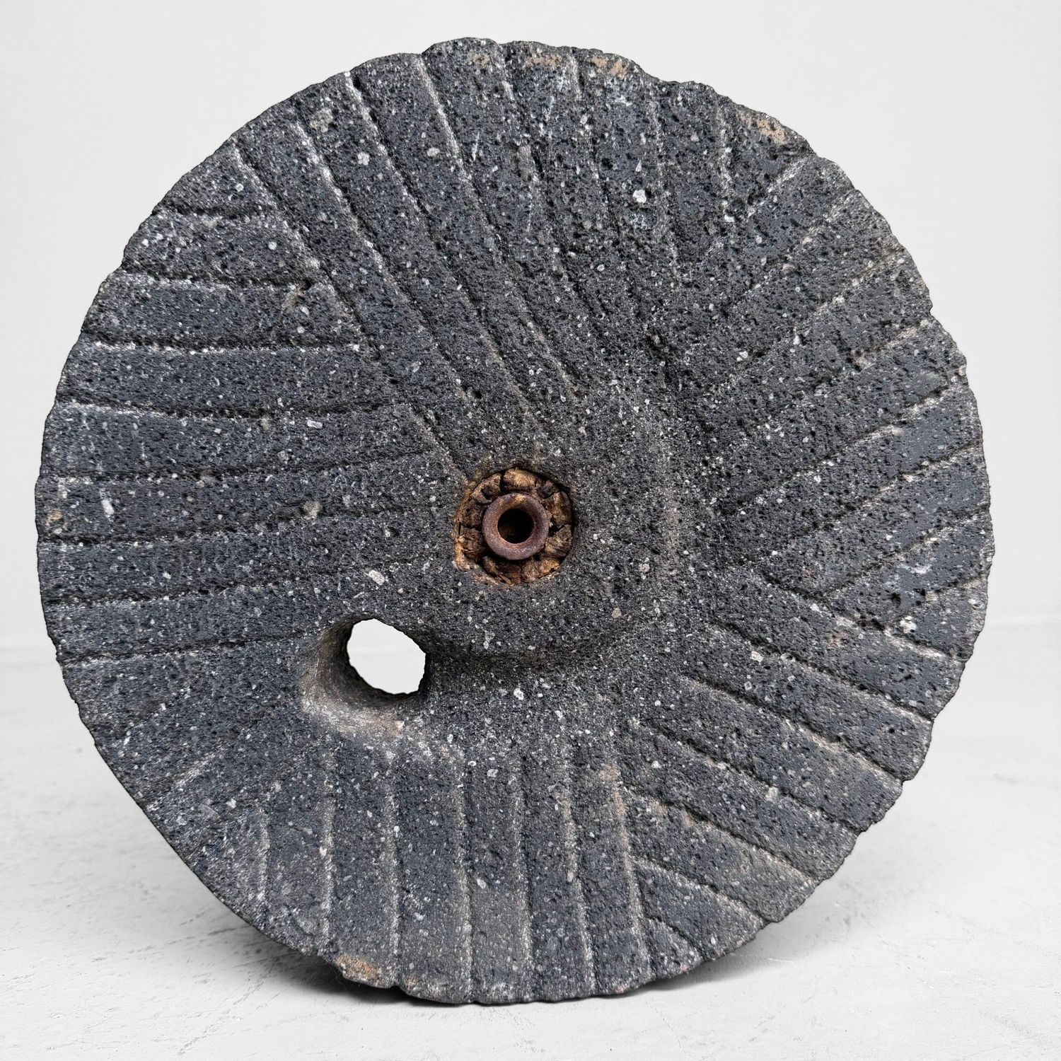 Japanse Ishi-usu Maalstenen als Tuinobject, ca. 1900–1950