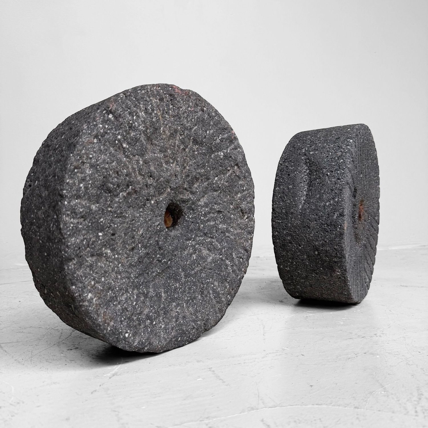 Japanse Ishi-usu Maalstenen als Tuinobject, ca. 1900–1950