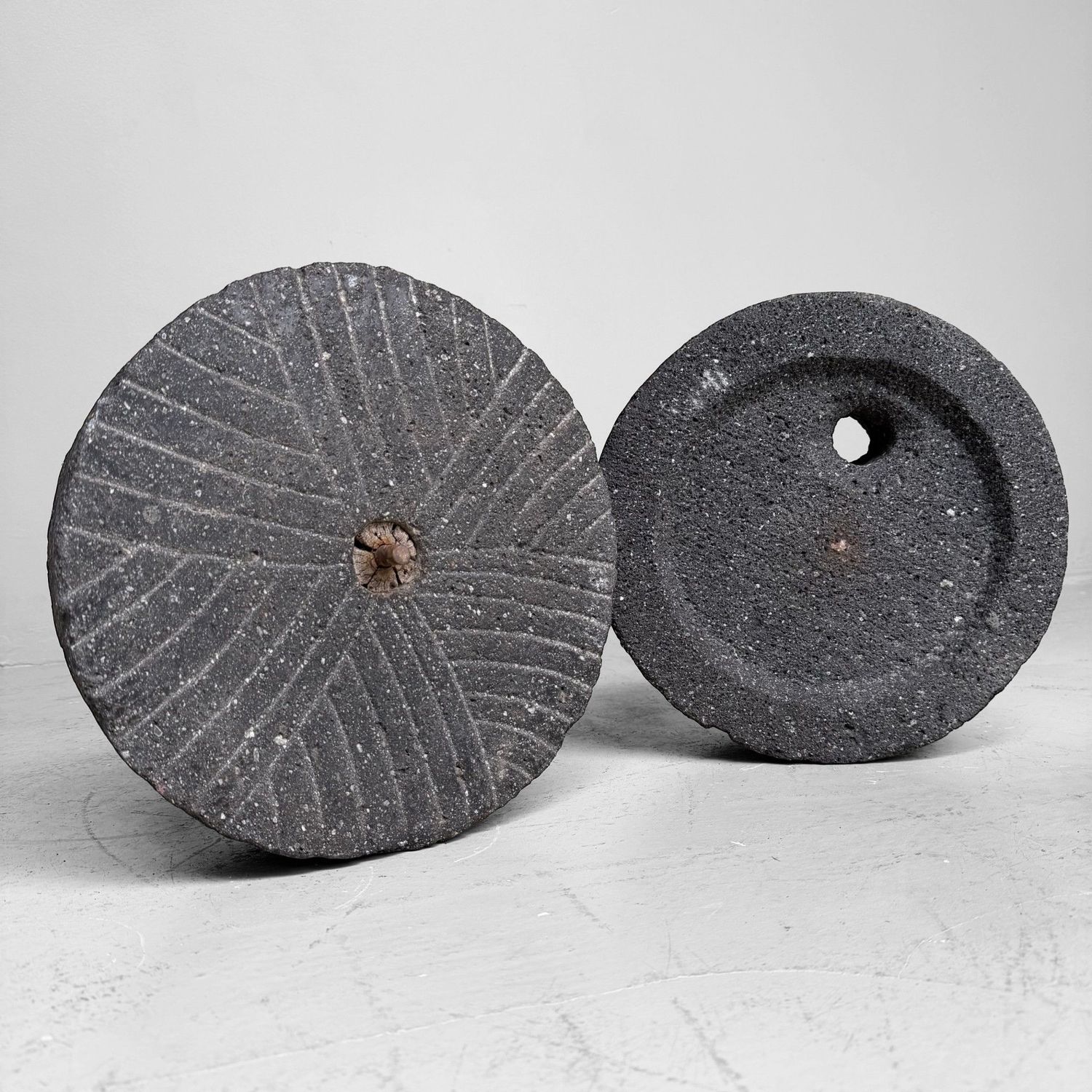 Japanse Ishi-usu Maalstenen als Tuinobject, ca. 1900–1950