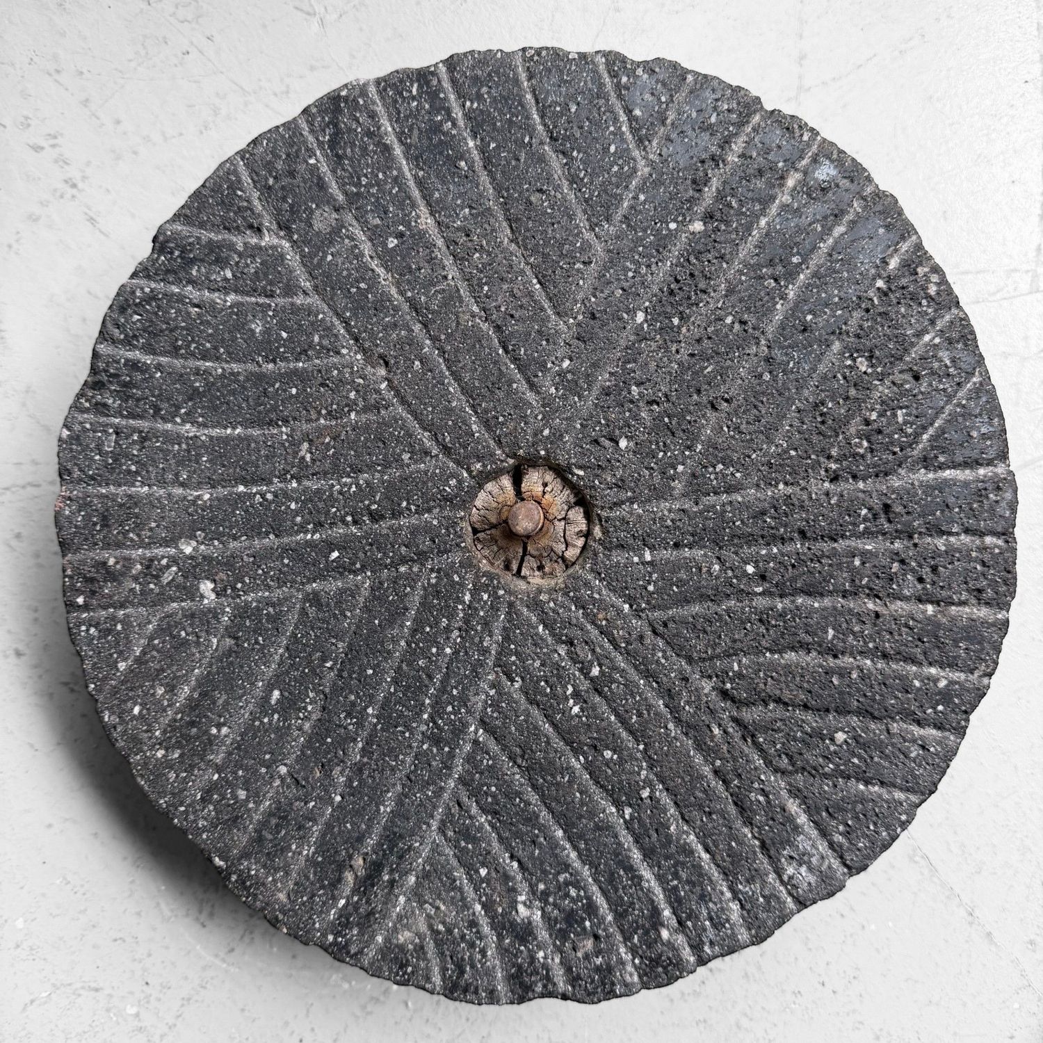 Japanse Ishi-usu Maalstenen als Tuinobject, ca. 1900–1950