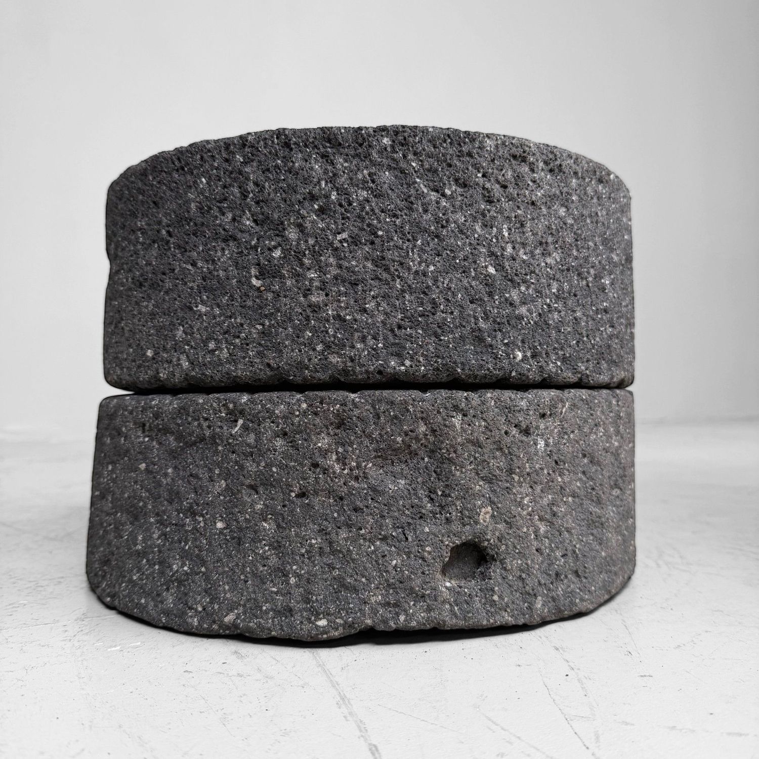 Japanse Ishi-usu Maalstenen als Tuinobject, ca. 1900–1950