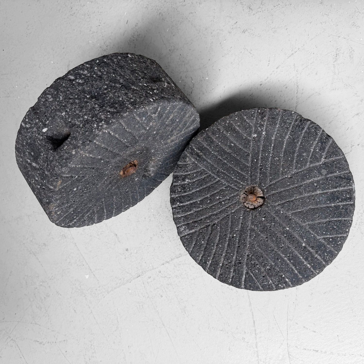 Japanse Ishi-usu Maalstenen als Tuinobject, ca. 1900–1950