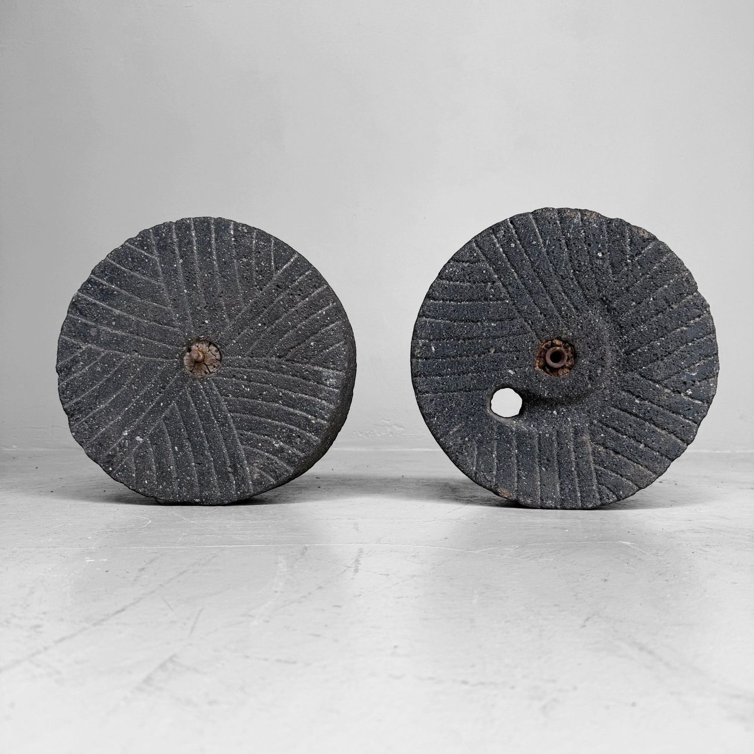 Japanse Ishi-usu Maalstenen als Tuinobject, ca. 1900–1950
