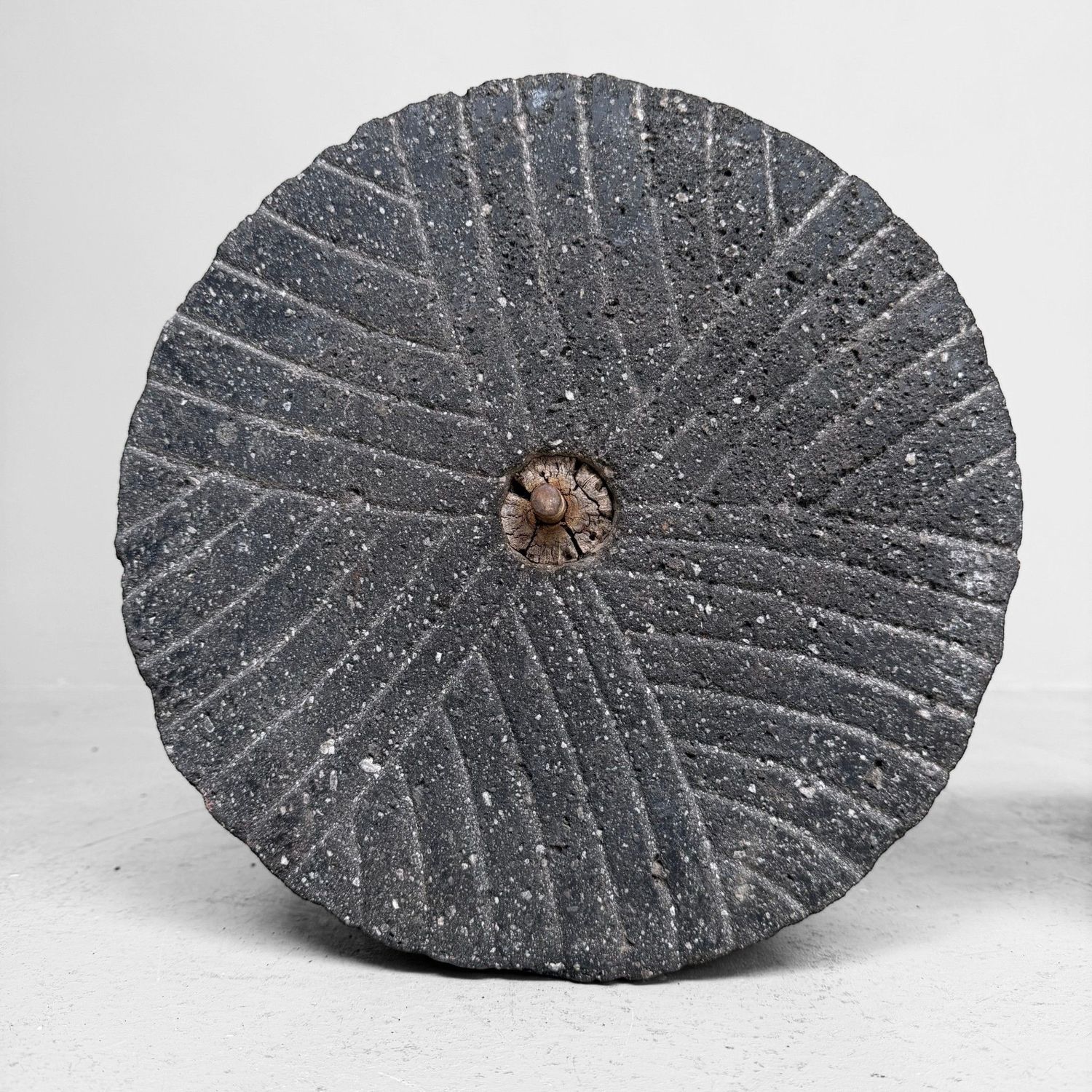 Japanse Ishi-usu Maalstenen als Tuinobject, ca. 1900–1950