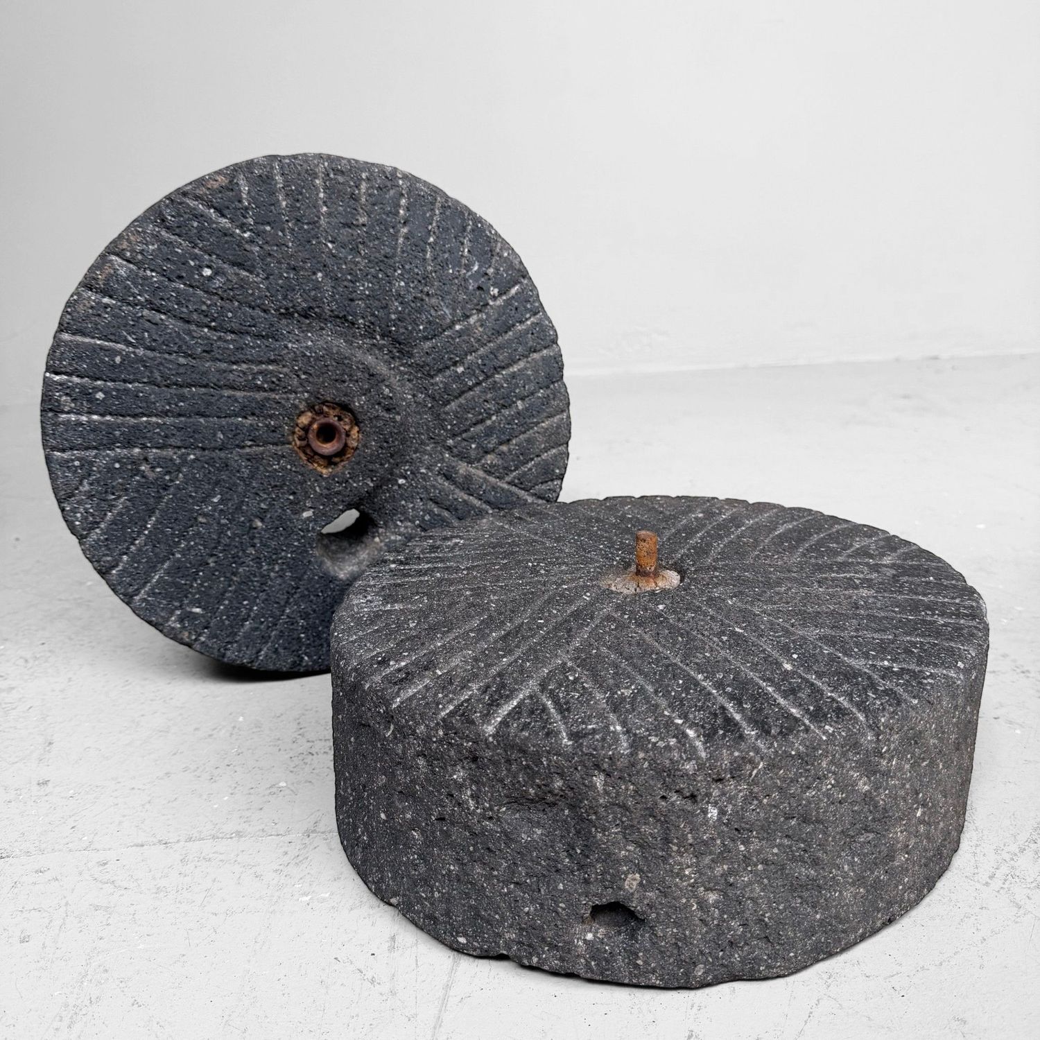 Japanse Ishi-usu Maalstenen als Tuinobject, ca. 1900–1950