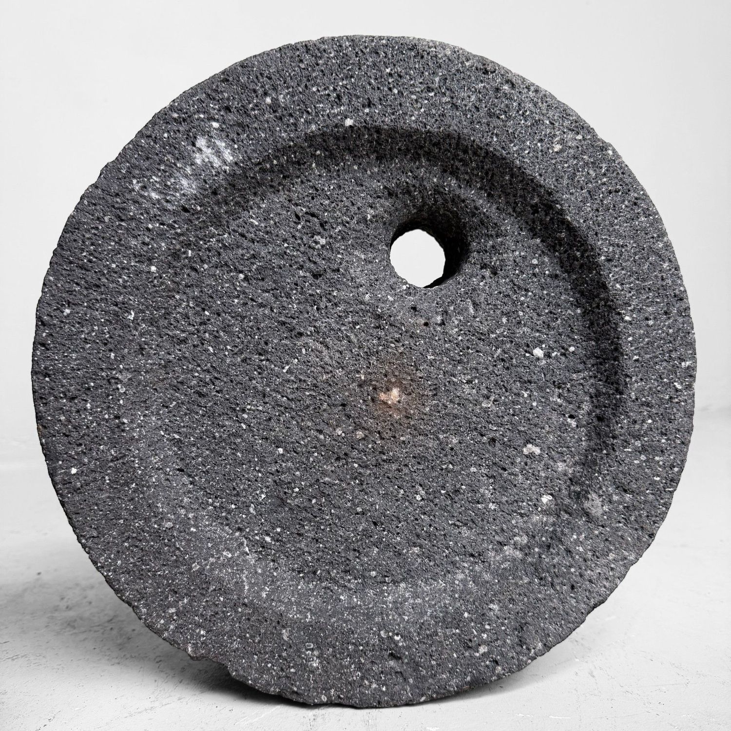 Japanse Ishi-usu Maalstenen als Tuinobject, ca. 1900–1950
