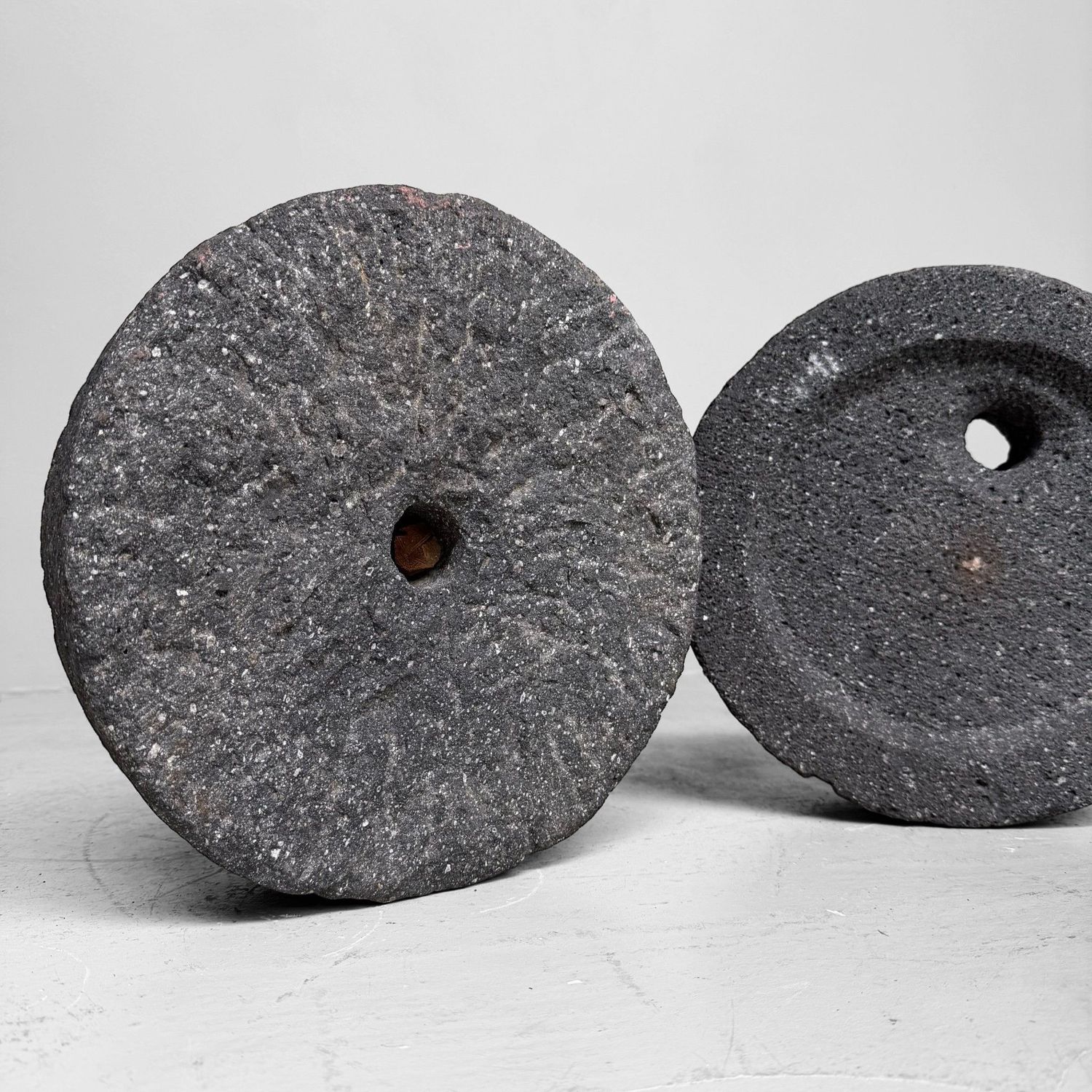Japanse Ishi-usu Maalstenen als Tuinobject, ca. 1900–1950