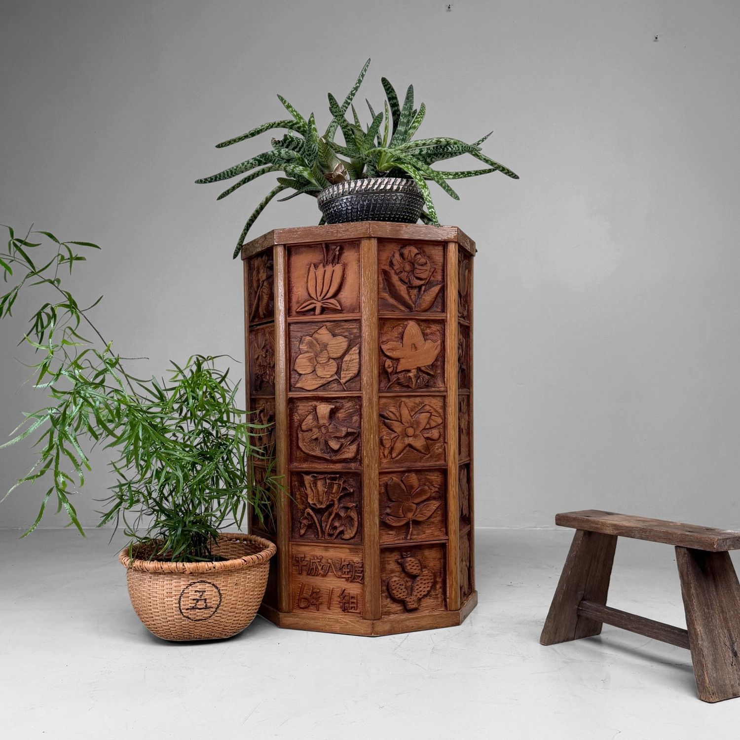 Hoge Japanse Houten Kadai Displayzuil, Plantenstaander, 1996