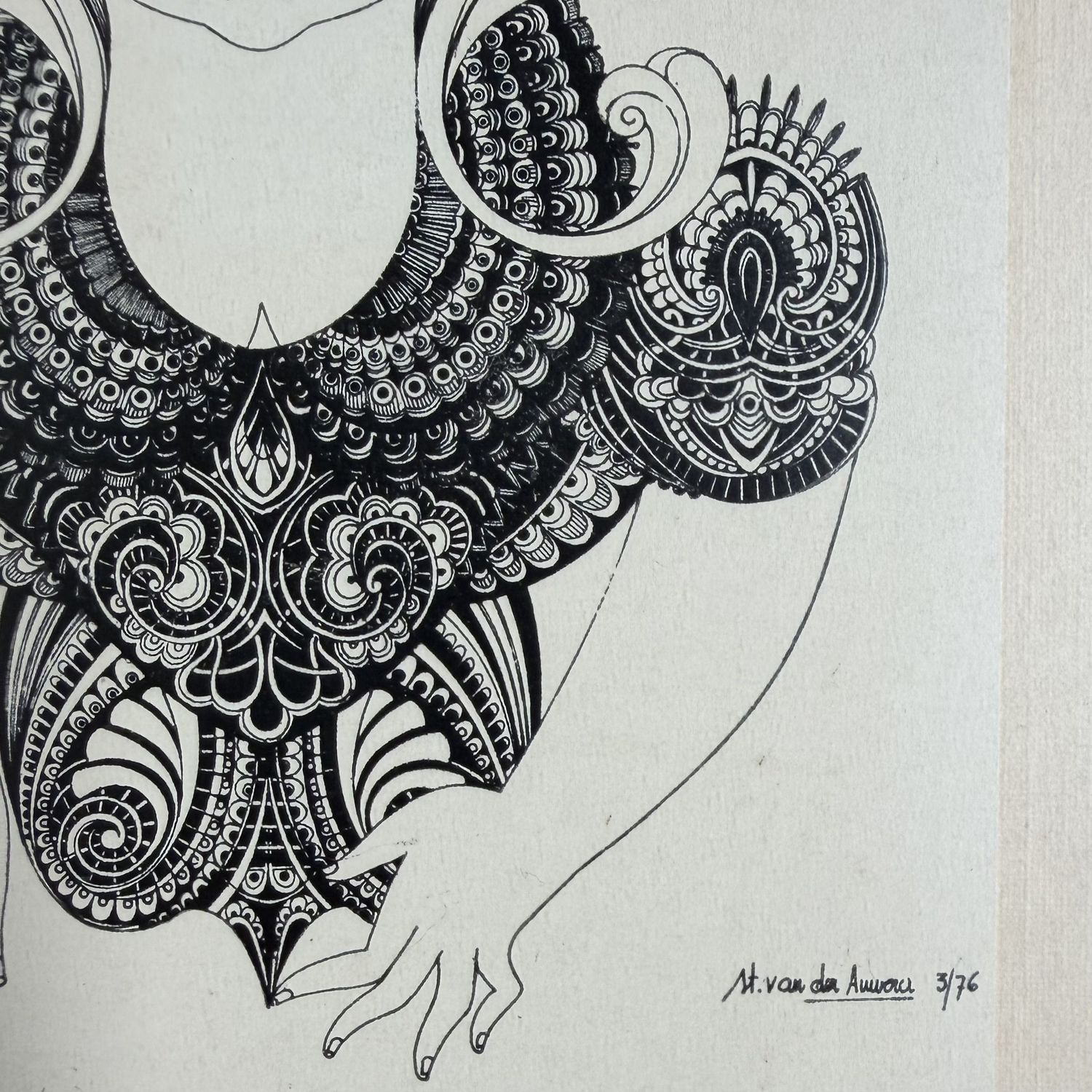 Stella Van der Auwera – Gestileerde Vrouwelijke Figuur, Luxe Kunstprint, 1976