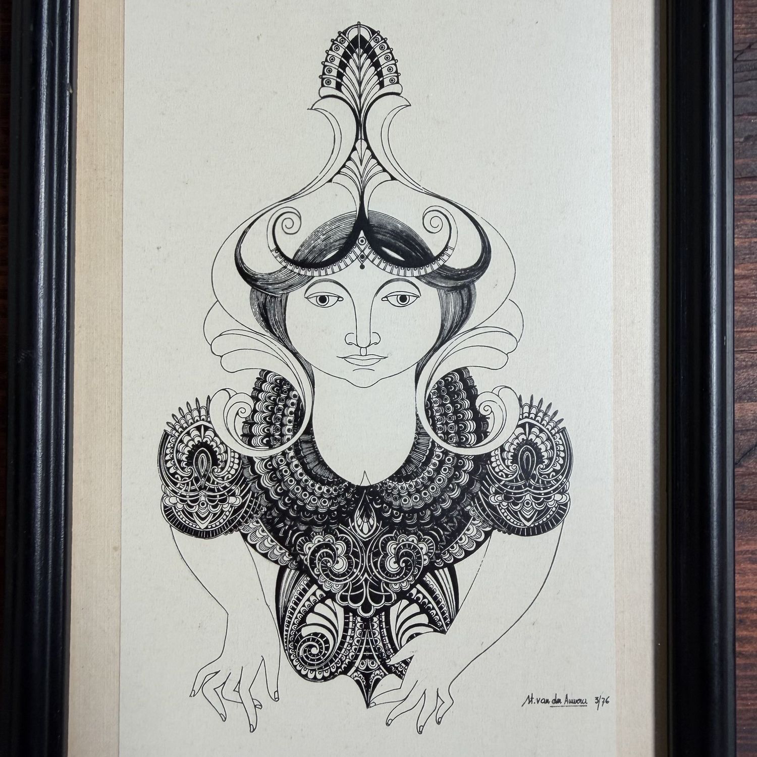 Stella Van der Auwera – Gestileerde Vrouwelijke Figuur, Luxe Kunstprint, 1976