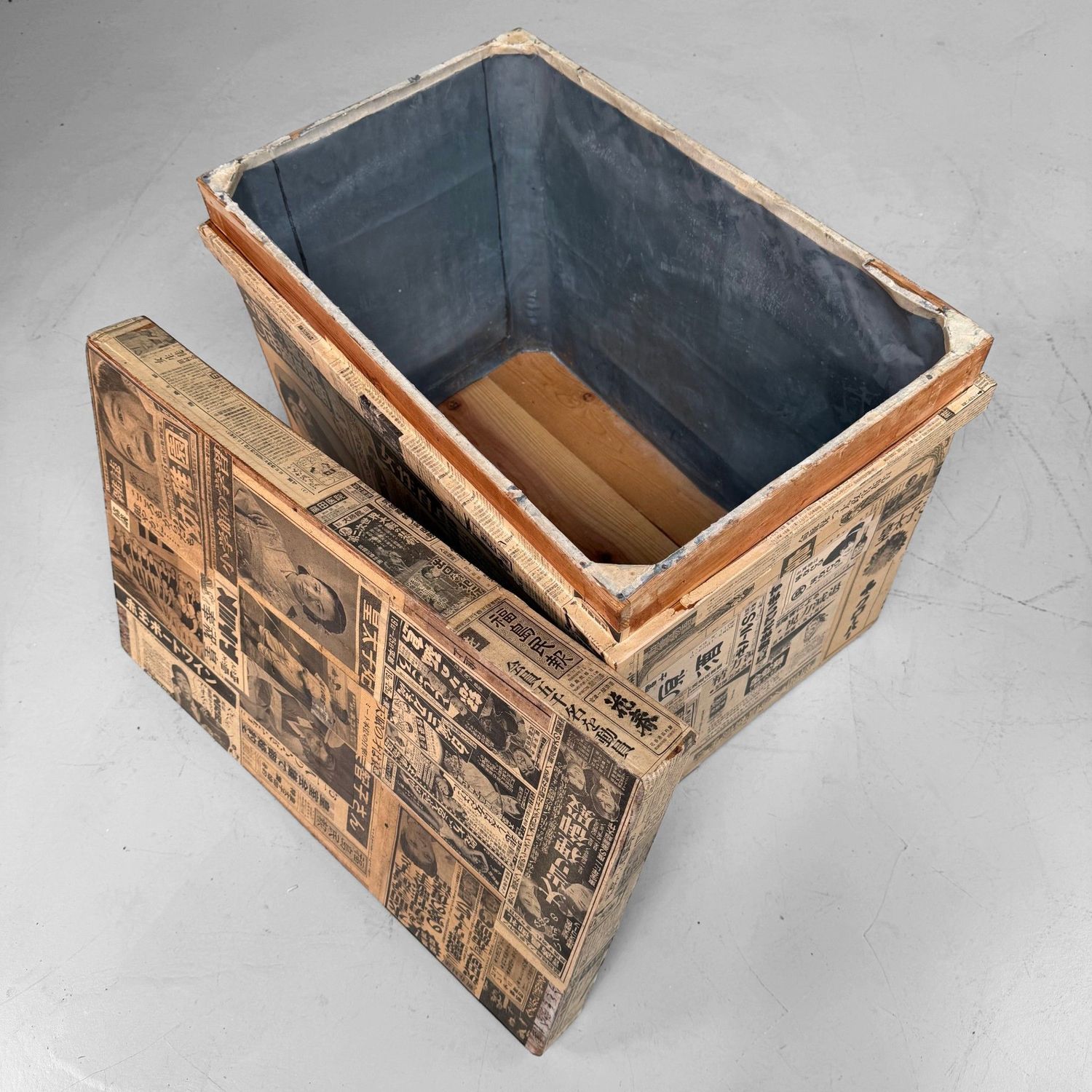 Oude Japanse Theekist met Krantenpapier, ca. 1950–1970