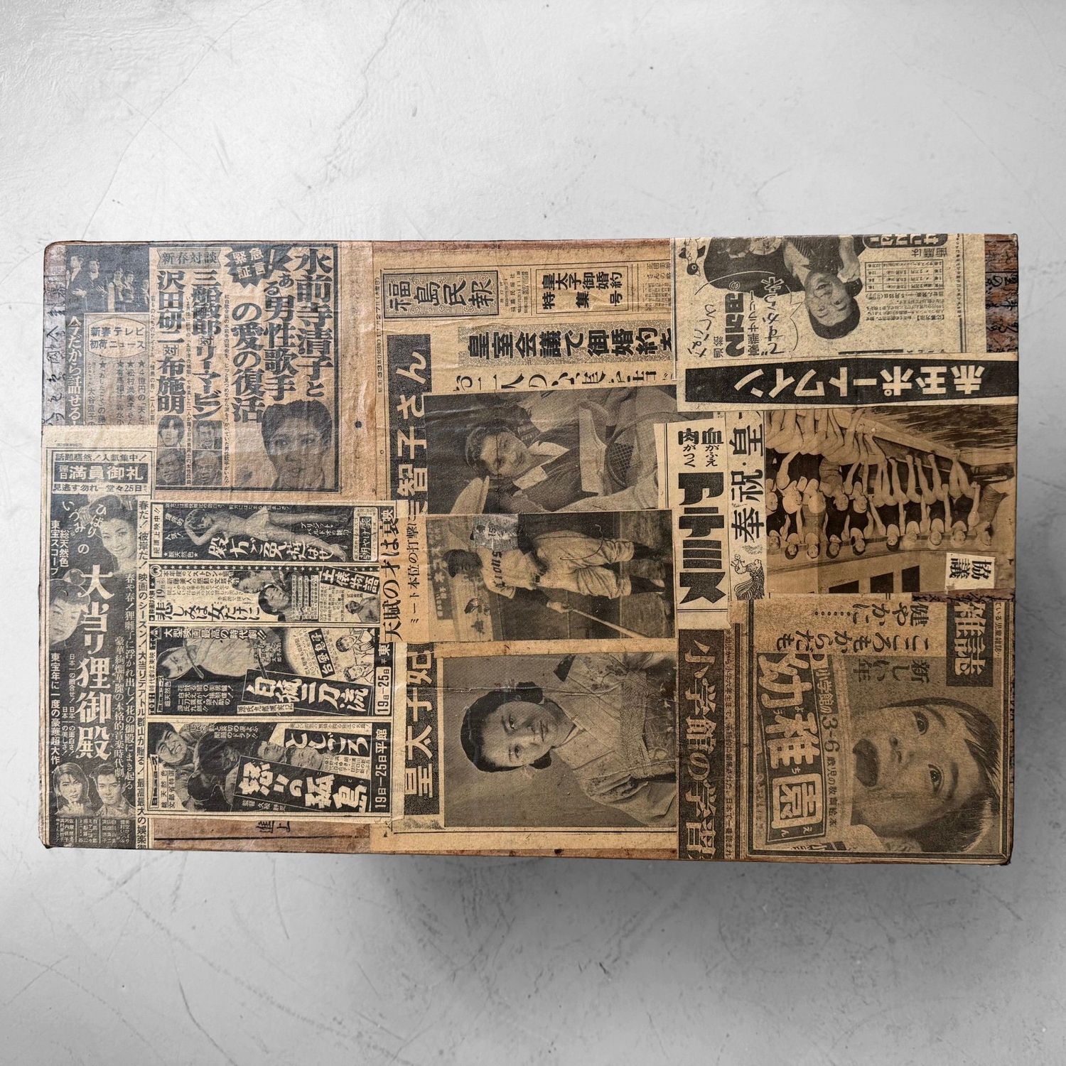 Oude Japanse Theekist met Krantenpapier, ca. 1950–1970