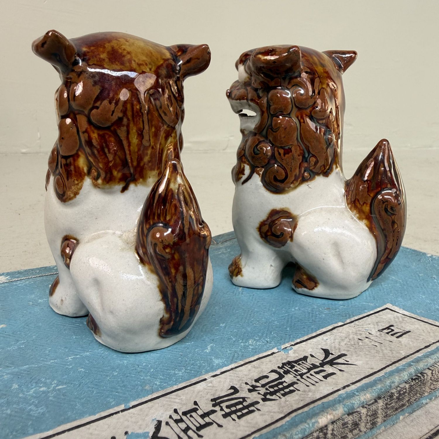 Set van Twee Japanse Keramieken Shisa Leeuwhonden, jaren 1980 Set van Twee Japanse Keramieken Shisa Leeuwhonden, jaren 1980