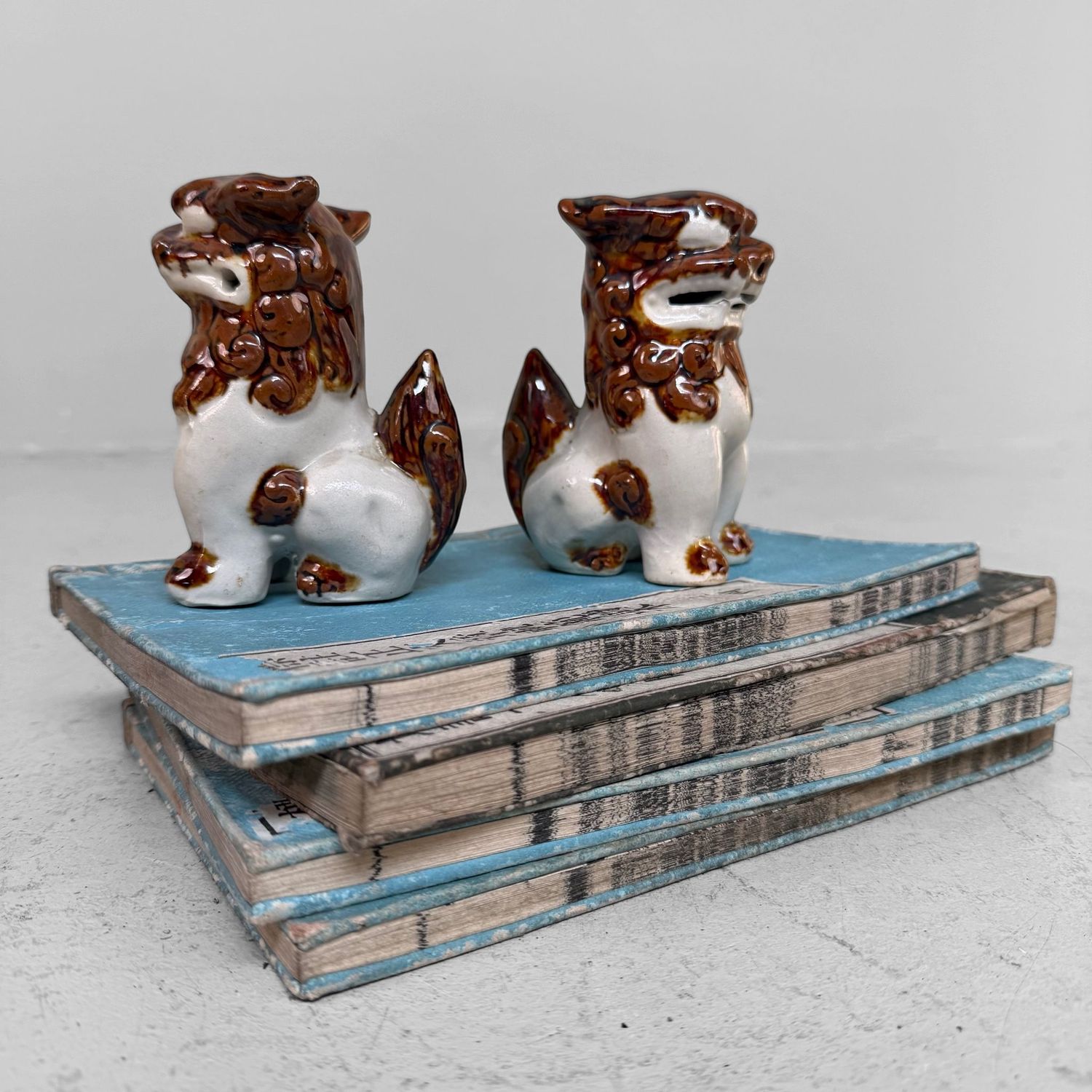 Set van Twee Japanse Keramieken Shisa Leeuwhonden, jaren 1980 Set van Twee Japanse Keramieken Shisa Leeuwhonden, jaren 1980