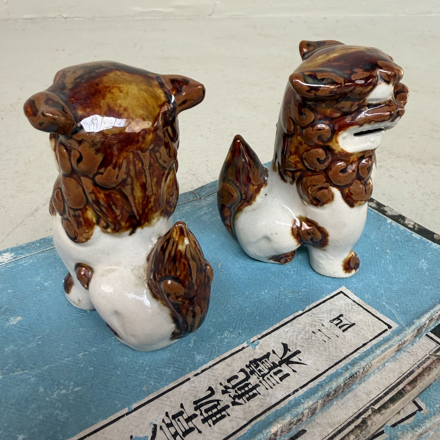 Set van Twee Japanse Keramieken Shisa Leeuwhonden, jaren 1980 Set van Twee Japanse Keramieken Shisa Leeuwhonden, jaren 1980