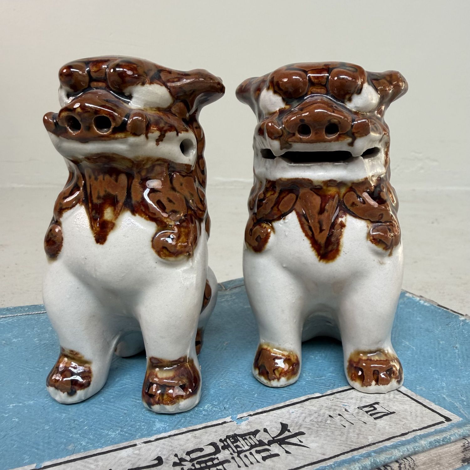 Set van Twee Japanse Keramieken Shisa Leeuwhonden, jaren 1980 Set van Twee Japanse Keramieken Shisa Leeuwhonden, jaren 1980