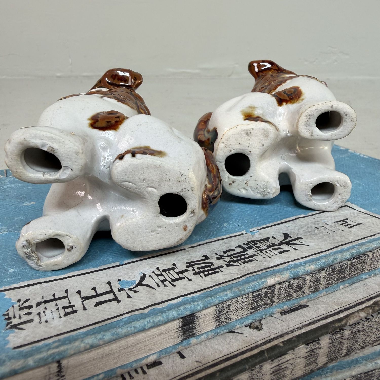 Set van Twee Japanse Keramieken Shisa Leeuwhonden, jaren 1980 Set van Twee Japanse Keramieken Shisa Leeuwhonden, jaren 1980