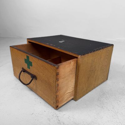 Japans Kusuri-bako Apothekerskistje met Lade, jaren 1970 Japans Kusuri-bako Apothekerskistje met Lade, jaren 1970