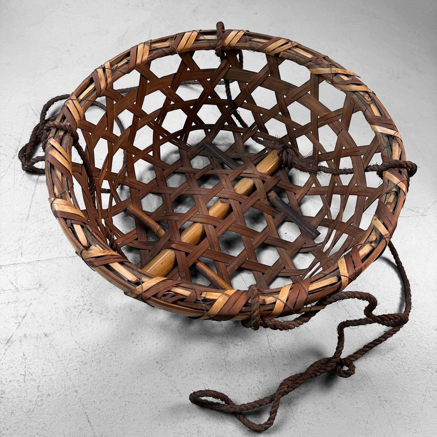 Oude Japanse Bamboe Hangmand / Oogstmand, jaren 1950