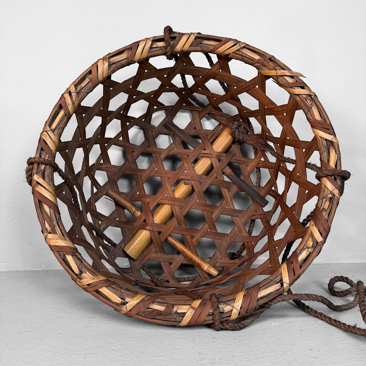 Oude Japanse Bamboe Hangmand / Oogstmand, jaren 1950