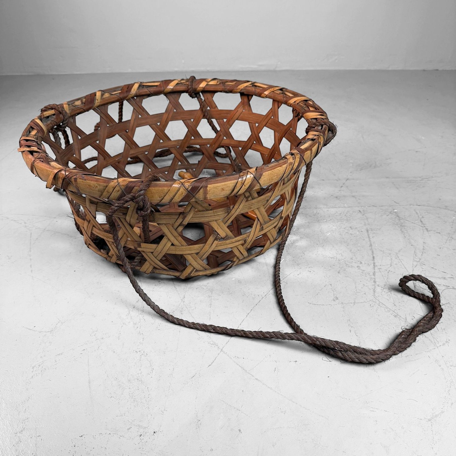 Oude Japanse Bamboe Hangmand / Oogstmand, jaren 1950