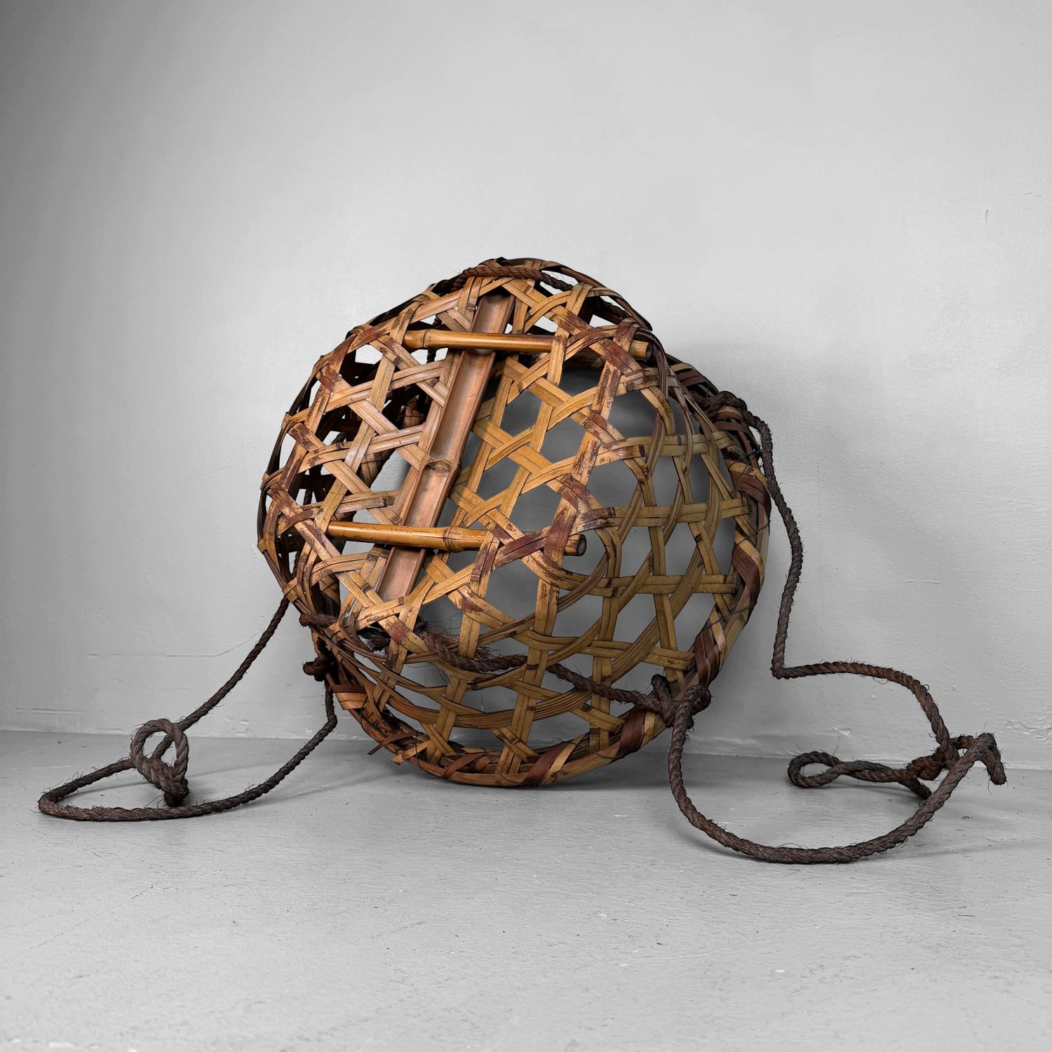 Oude Japanse Bamboe Hangmand / Oogstmand, jaren 1950