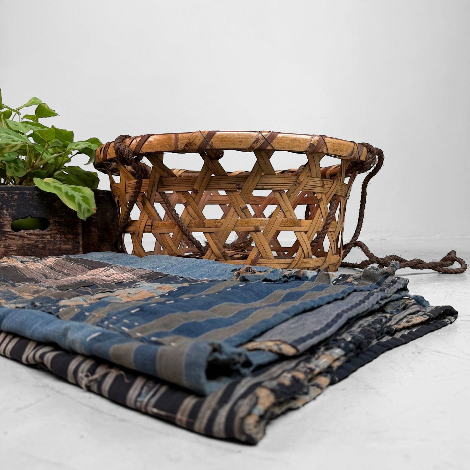 Oude Japanse Bamboe Hangmand / Oogstmand, jaren 1950