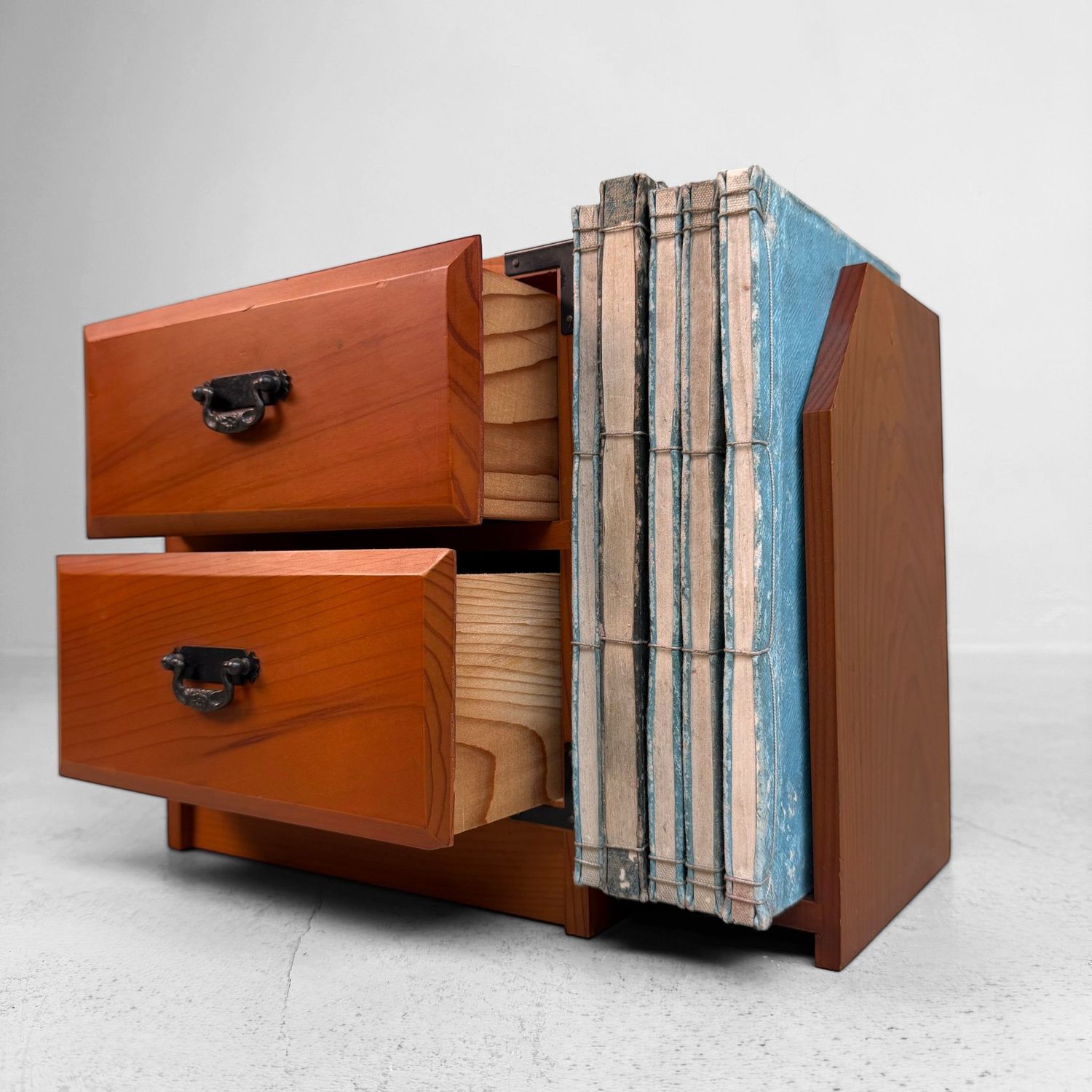 Japans Bureaukastje met Uitschuifbare Boekensteun, 1980s Japans Bureaukastje met Uitschuifbare Boekensteun, 1980s