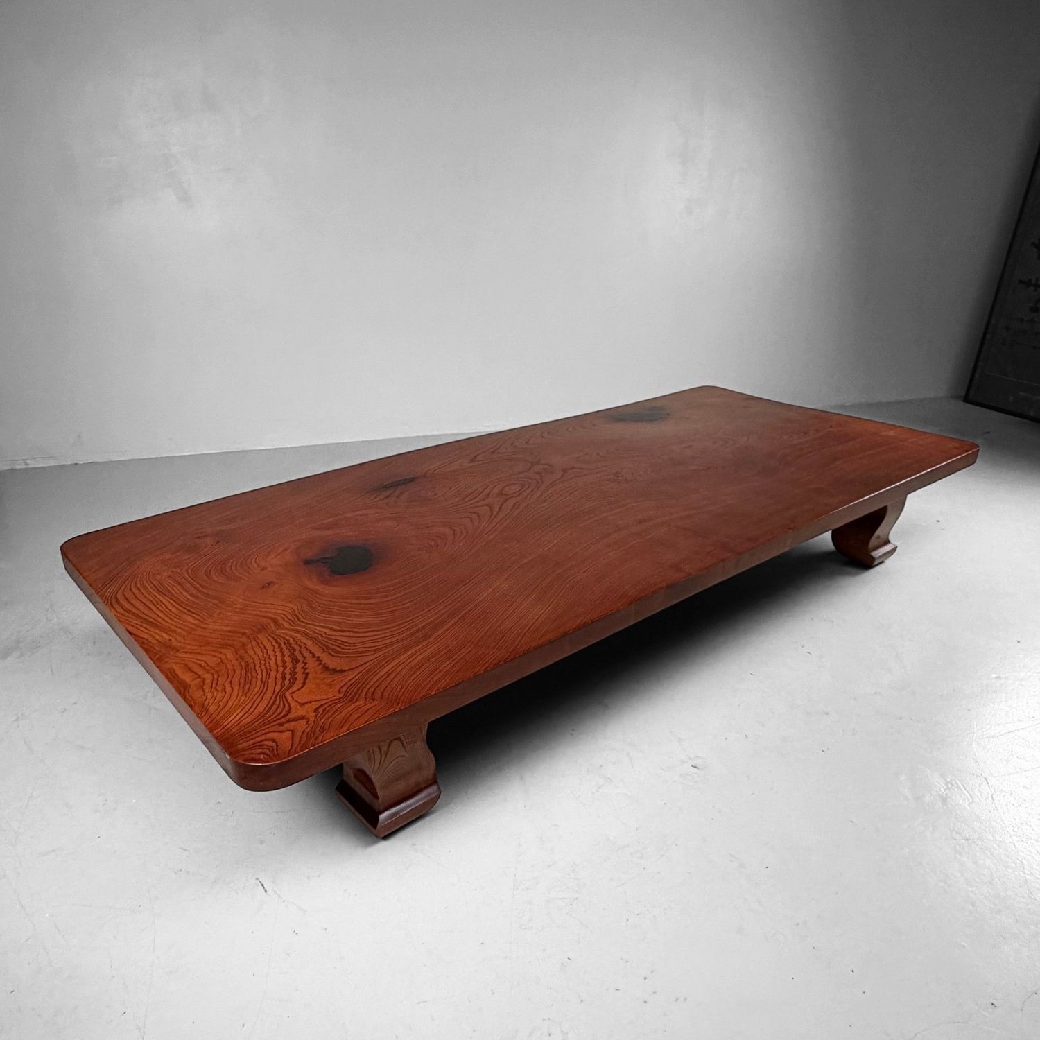 Grote Japanse Zataku / Lage Tafel in Keyaki-hout, 1960s–1970s