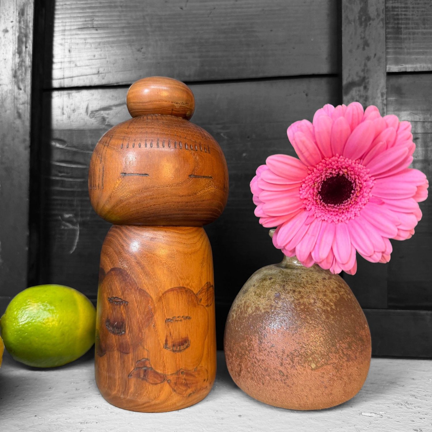 Vintage Sōsaku Kokeshi ‘Camellia Girl’ door Kazuo Takamizawa, jaren ’70, Japan Vintage Sōsaku Kokeshi ‘Camellia Girl’ door Kazuo Takamizawa, jaren ’70, Japan