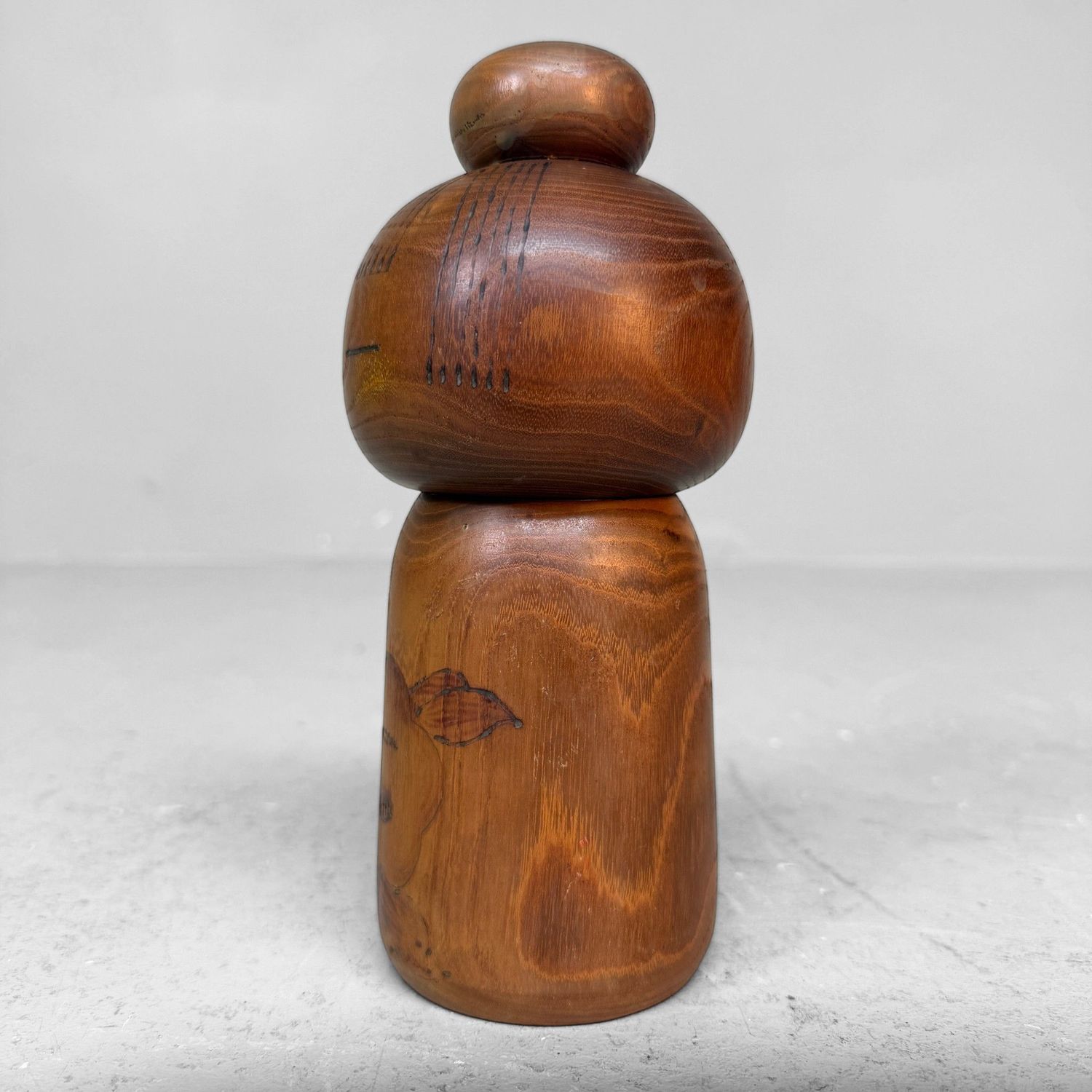 Vintage Sōsaku Kokeshi ‘Camellia Girl’ door Kazuo Takamizawa, jaren ’70, Japan Vintage Sōsaku Kokeshi ‘Camellia Girl’ door Kazuo Takamizawa, jaren ’70, Japan
