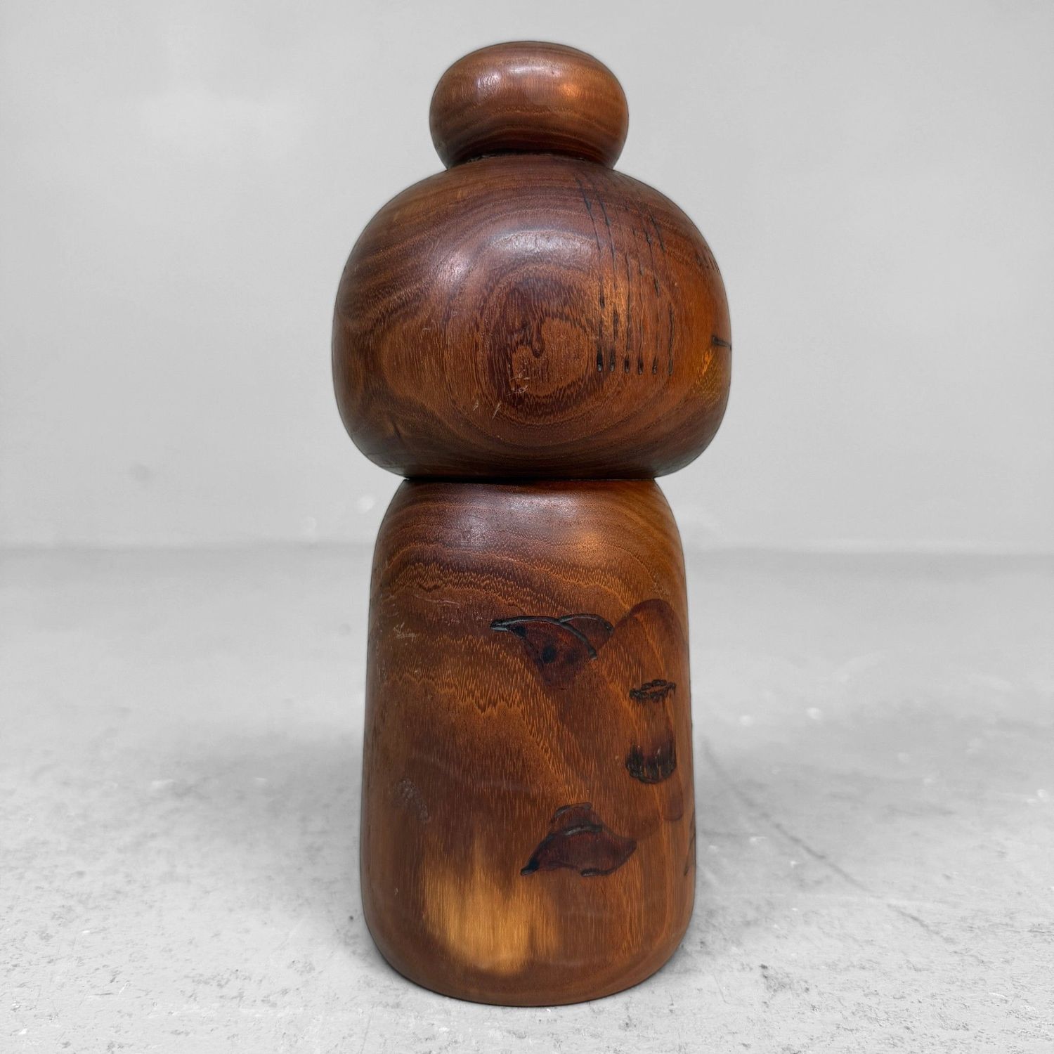 Vintage Sōsaku Kokeshi ‘Camellia Girl’ door Kazuo Takamizawa, jaren ’70, Japan Vintage Sōsaku Kokeshi ‘Camellia Girl’ door Kazuo Takamizawa, jaren ’70, Japan