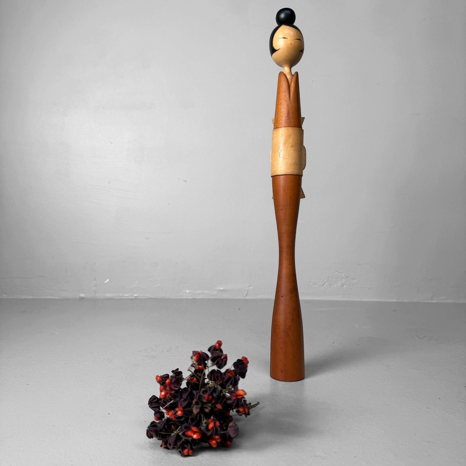 Elegante Kokeshi door Shōzan Shidō, 1970s, Japan