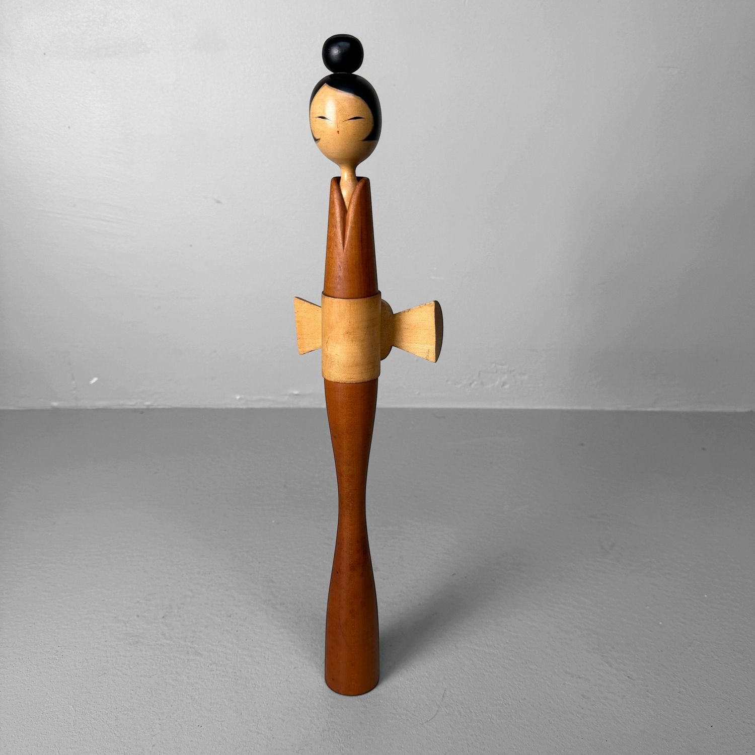 Elegante Kokeshi door Shōzan Shidō, 1970s, Japan