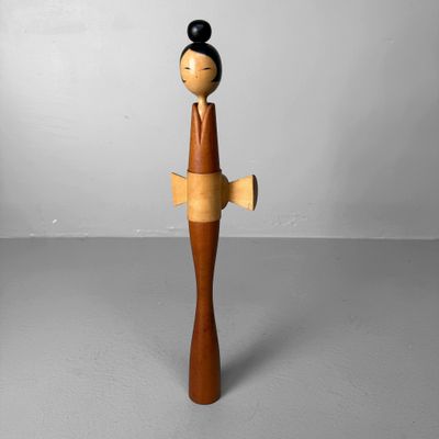 Elegante Kokeshi door Shōzan Shidō, 1970s, Japan