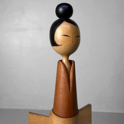 Elegante Kokeshi door Shōzan Shidō, 1970s, Japan