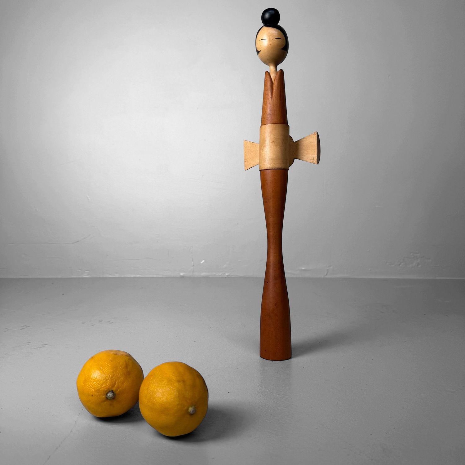 Elegante Kokeshi door Shōzan Shidō, 1970s, Japan